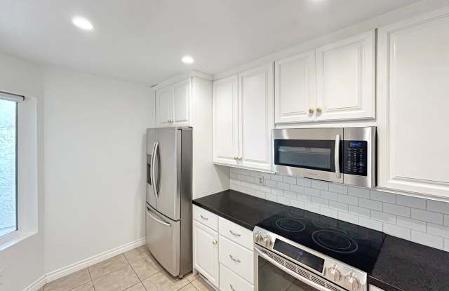 Amazing 2BR/2BA in the heart of UTC! Parking, Updated Kitchen, Patio!