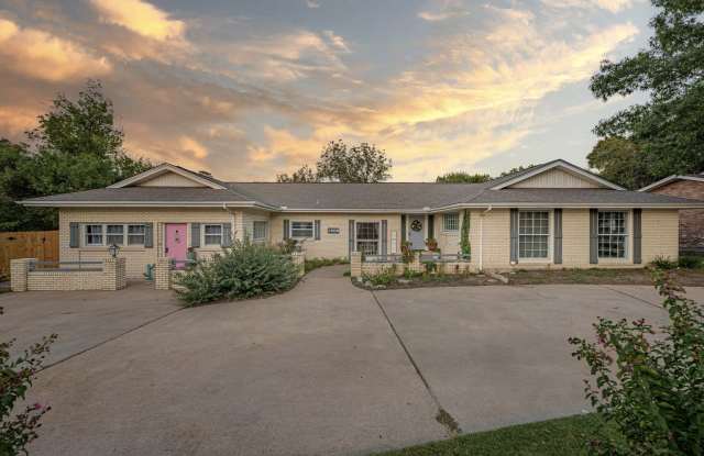 Photo of 2509 Wooded Acres Drive