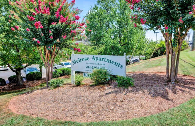 307 N Country Club Drive NE