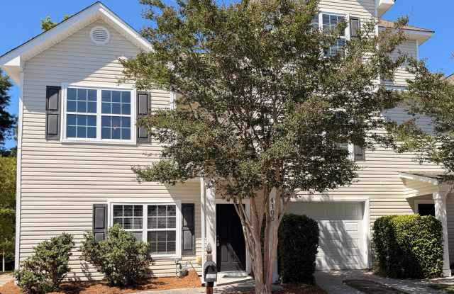 Spacious 3BR/3BA AVAILABLE NOW!