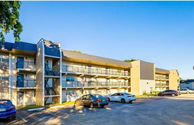 7911 Colony Cir N Apt 305