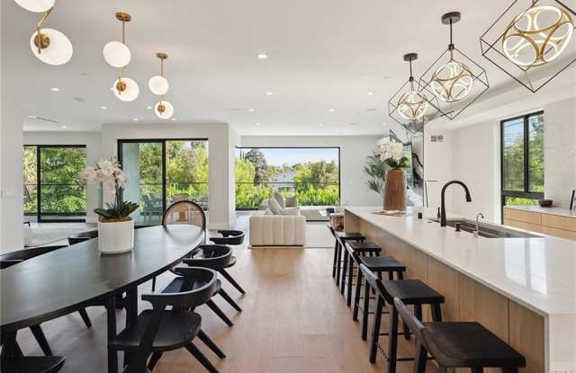 22268 Avenue San Luis