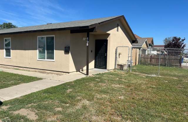 Hard to find 3 bedroom 2 bath apartment central Hanford