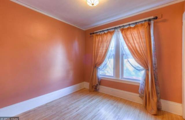 Photo of Large 6 bedroom house near Hamline University- June 2025! Pet Friendly