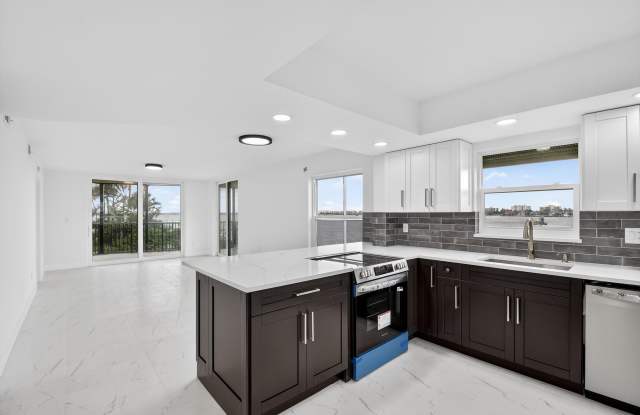 896 N Federal Highway
