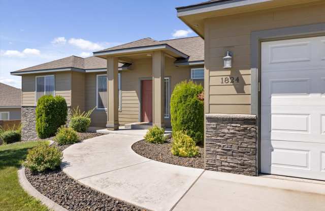 Photo of Beautiful Home Close to I82 and Desert Hills Middle School