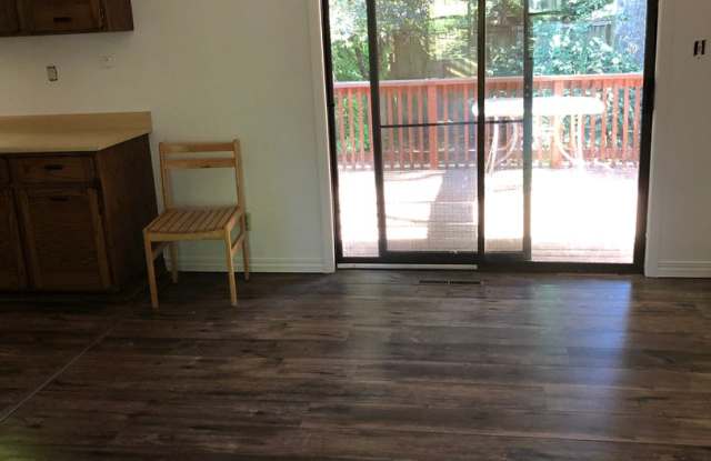 Nice 3 bedroom 2 bath house in Newberg. Large backyard.