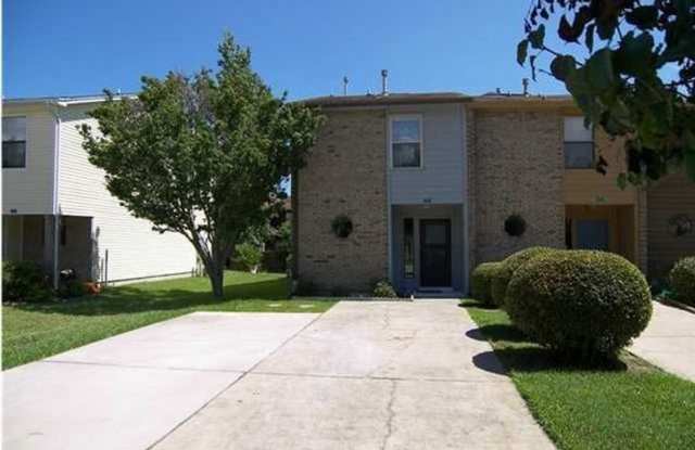 2 Bedroom/ 1.5 Bath Townhome w/ Washer  Dryer Connection