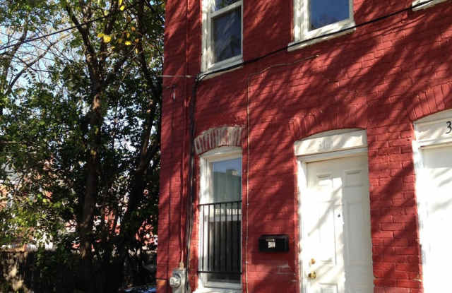 Cozy 2 bedroom house with parking- York SD