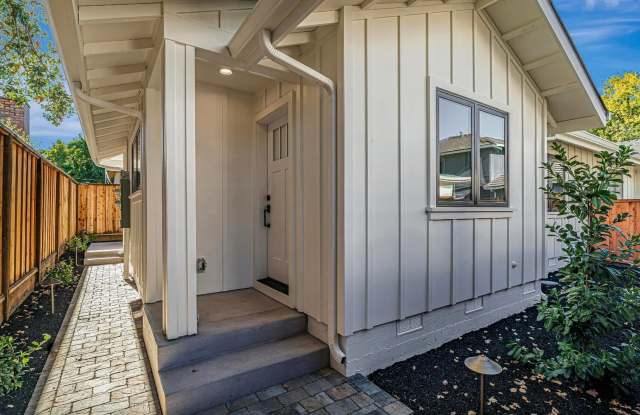 Welcome to The Grove on Kentfield, located in Redwood City's charming Palm Park neighborhood. Small Pets welcome!