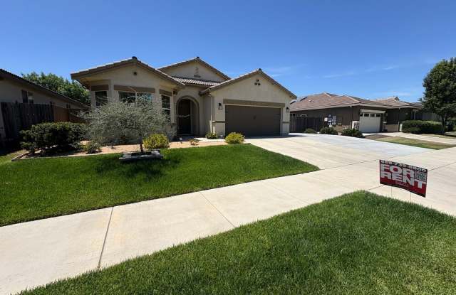 NW Visalia Home Near Shopping Center!