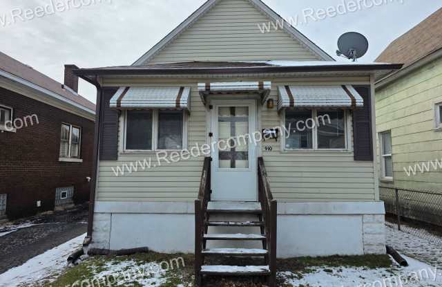 3 bedroom house with brand new flooring