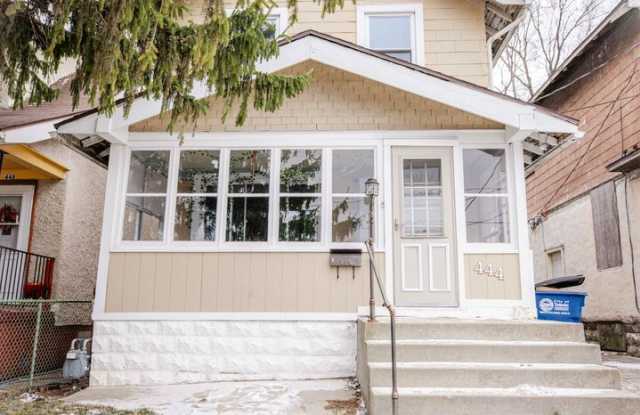 Cute three bedroom home in East Toledo!