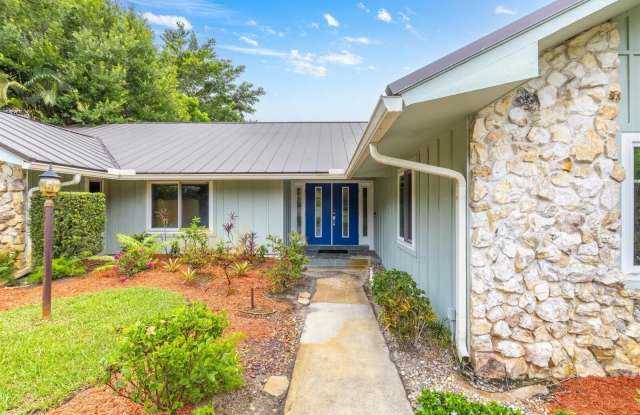 1614 SW Saint Andrews Drive