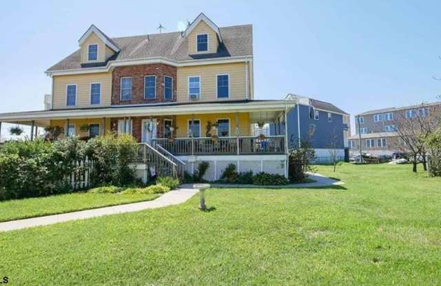 228 N Massachusetts Ave
