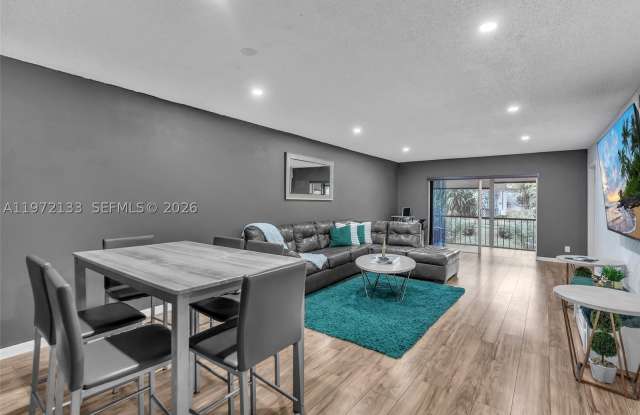 6201 N Falls Cir Dr