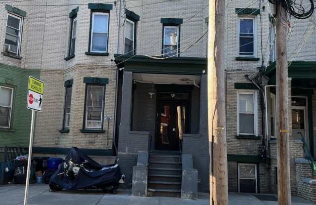 381 BALDWIN AVE