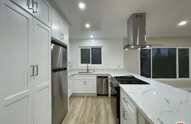 854 S Sherbourne Dr
