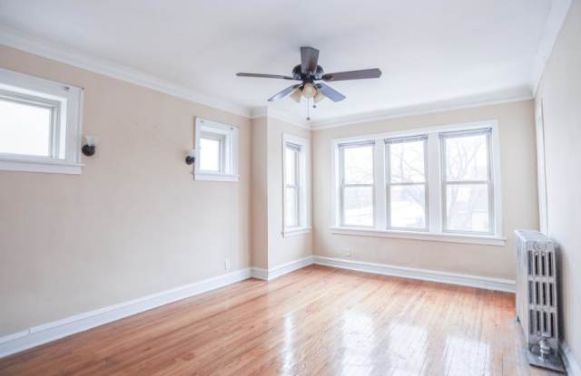 Photo of 3950 West Roscoe