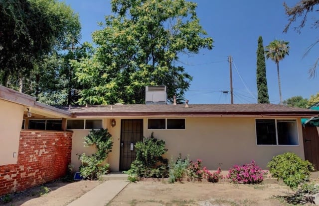 8219 Aura Ave - 8219 Aura Avenue, Los Angeles, CA 91335