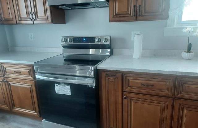 2230 HOLLYWOOD Avenue