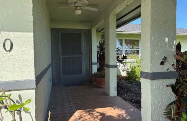 ******HOLIDAY SPECIAL NO RENT FOR DECEMBER****** Charming 2-Bedroom Home in Prime Cape Coral Location