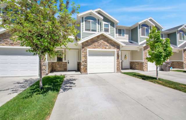 Beautiful 3 Bed, 2.5 Town Home in West Haven, Pet Friendly! Available on April 22nd!