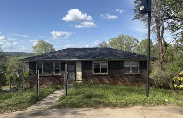 1816 Doman Circle