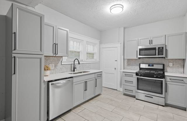 910 E 40th