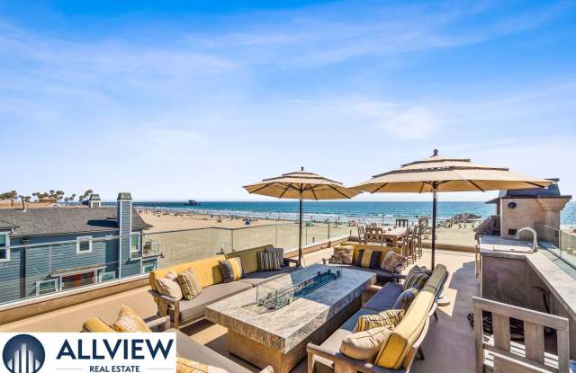 Stunning Beach House located on Newport Beach Boardwalk- 30+ Day Rental!