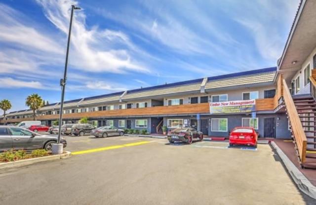 Del Amo Place Apartment Homes