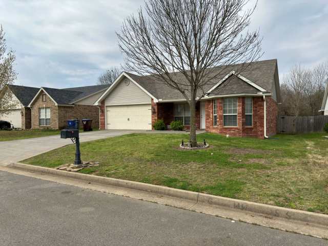 Gorgeous 3 bedroom 2 bath home 2 car garage Fort Smith AR apartments