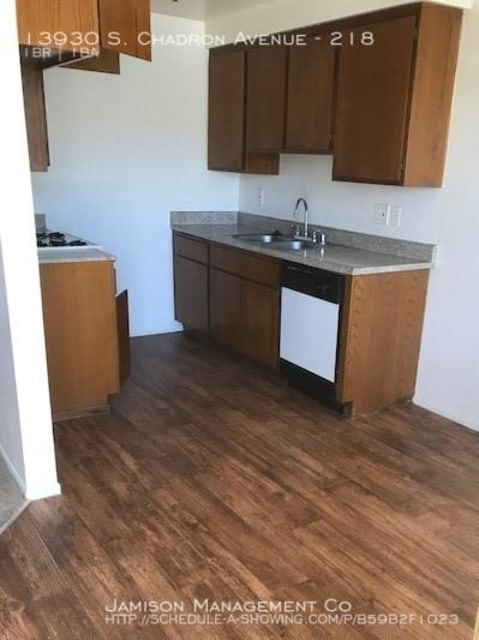 13930 S. Chadron Avenue - Hawthorne, CA apartments for rent