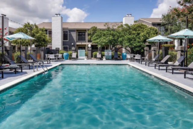 Canvas Apartments Austin / It is located in a prime residential