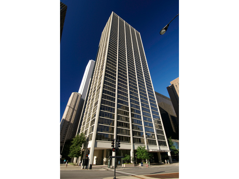 Columbus Plaza - Start your day soaking in the view of the Chicago skyline, Lake Michigan and the river from your floor-to-ceiling windows