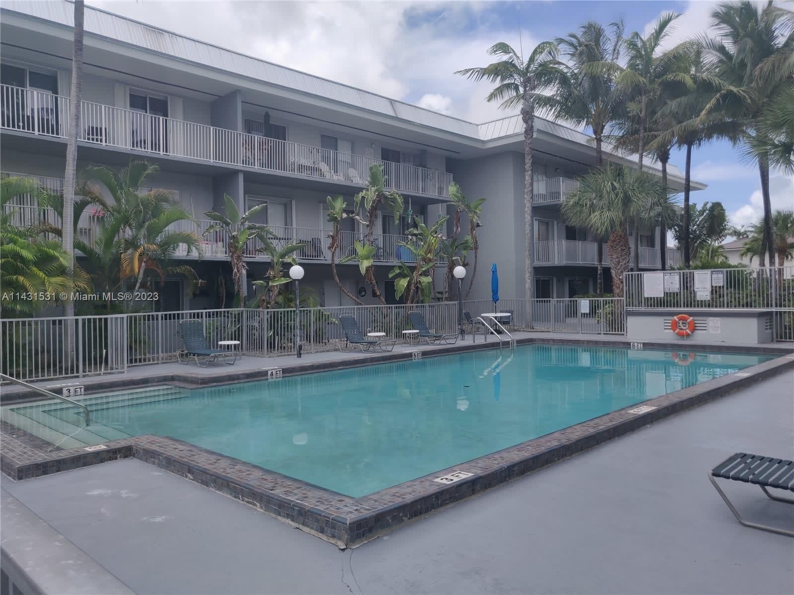 Studio, 1 bath - 5731 Sunset Dr - Condo for Rent in South Miami, FL