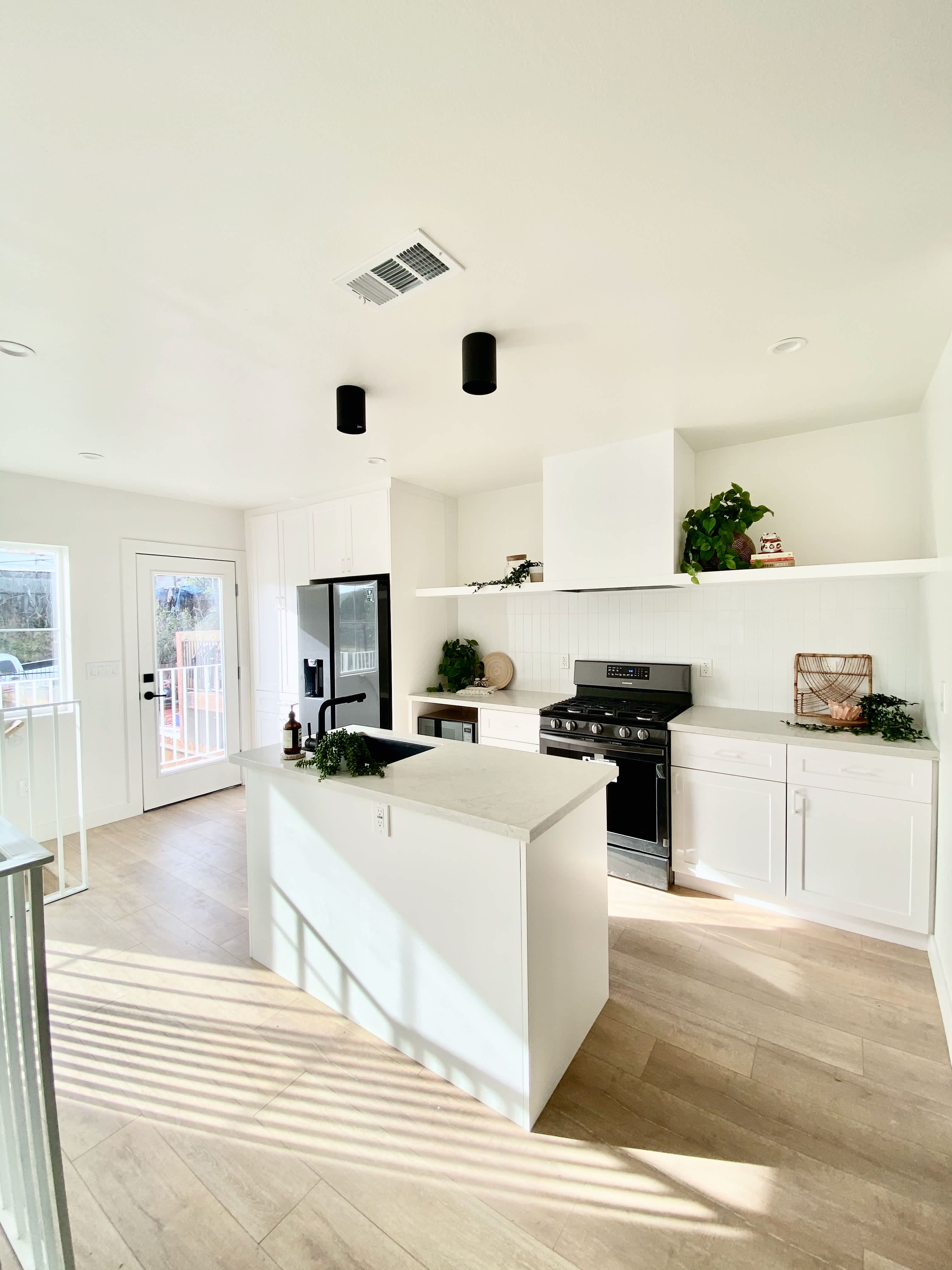 sunvue patio dining on 20 Best Apartments In Greater Echo Park Elysian Los Angeles Ca