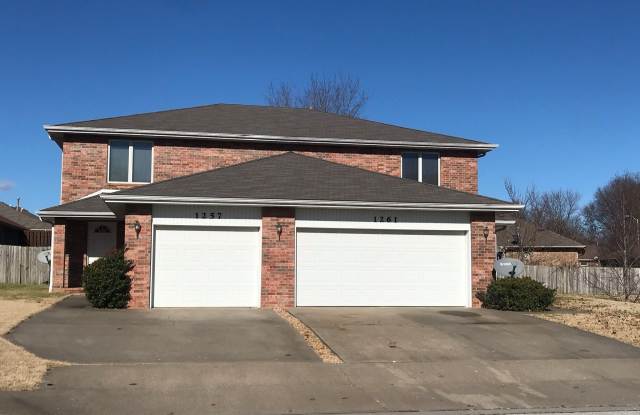 1257 East Lakewood Street Springfield Mo Apartments For Rent