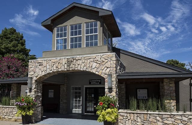 Landmark At Gleneagles Apartment Homes Dallas Tx Apartments For