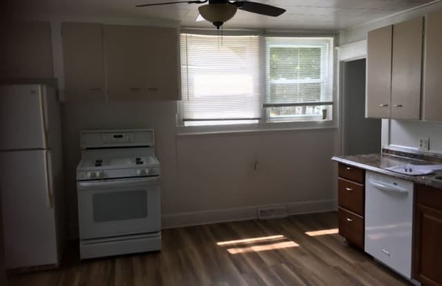 1403 Hamilton St Sw Cedar Rapids Ia Apartments For Rent