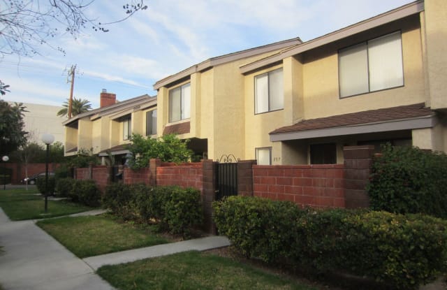 957 W Lamark Ln Anaheim Ca Apartments For Rent