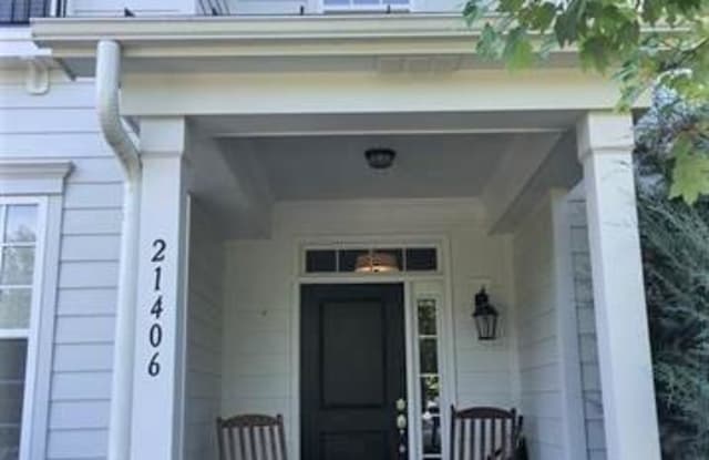https://res.cloudinary.com/apartmentlist/image/upload/s--cNJpsAU8--/c_fill,dpr_auto,f_auto,g_center,h_415,q_auto,t_web-base,w_640/23b78210538d5387789ac279141b7f52.jpg