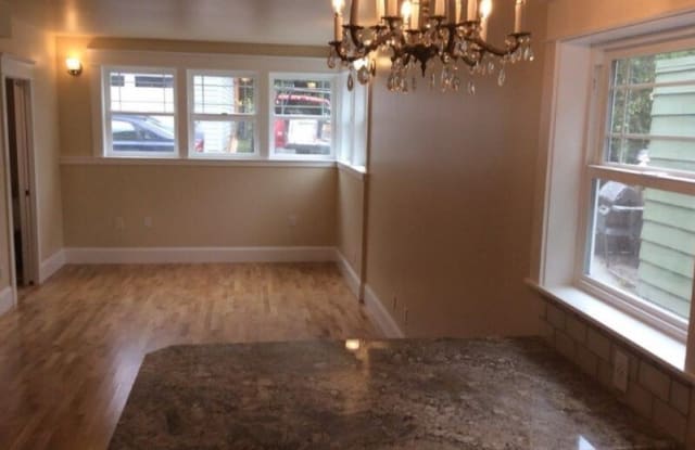 2447 5th Ave W B Seattle Wa Apartments For Rent