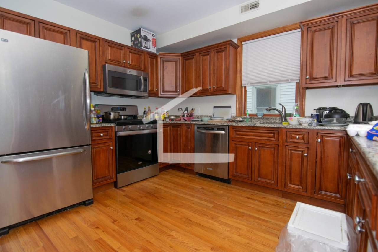 Renovated 4 Bed Steps From The Green Line