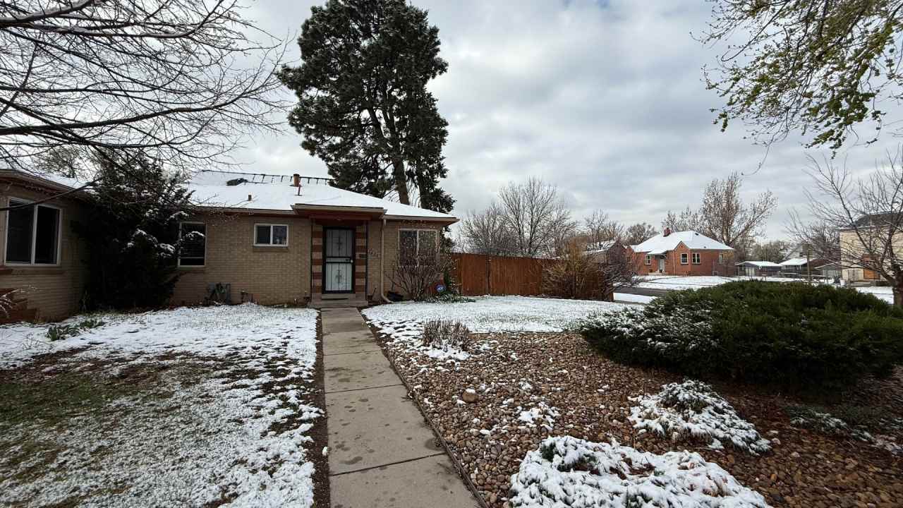 2 Bedroom 1 Bathroom Home in South Park Hill!