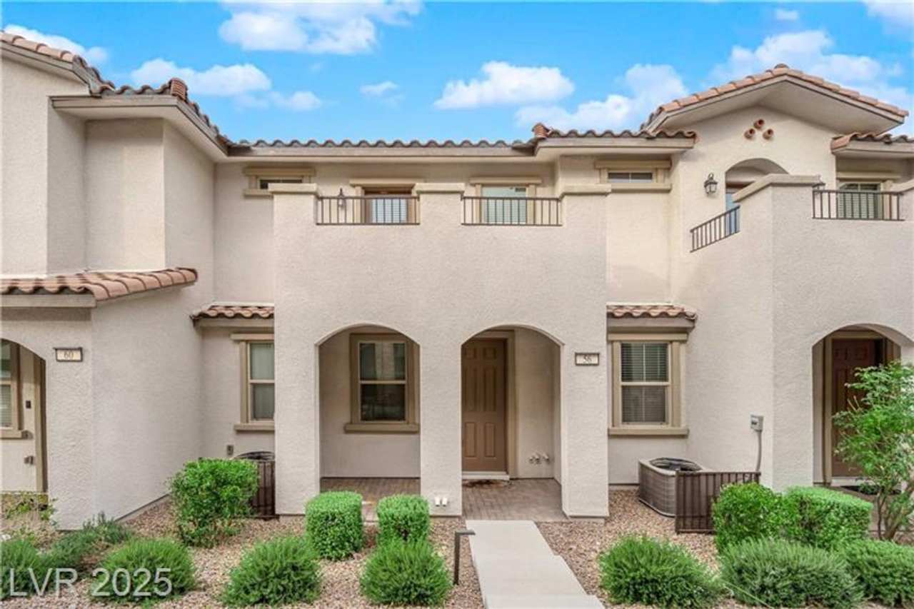 GORGEOUS FURNISHED TOWNHOME IN SUMMERLIN!!!