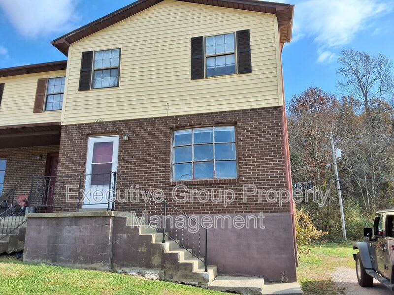 1221 CLEAR RIDGE LANE