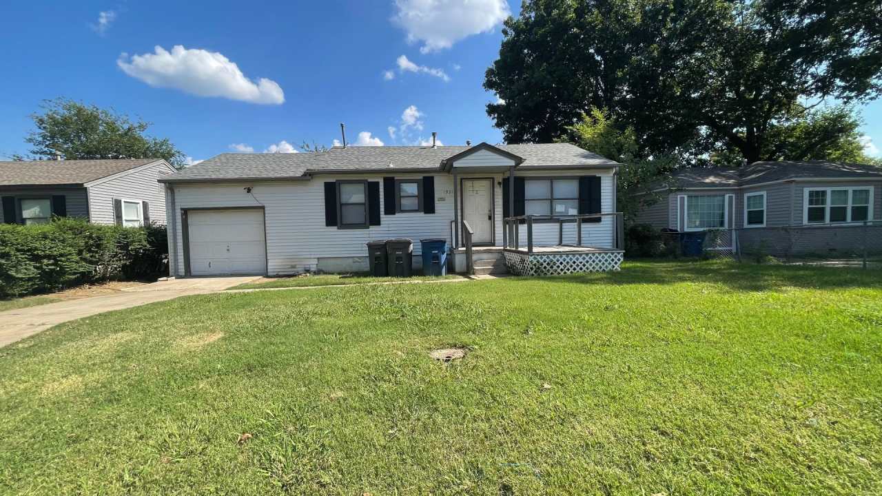 3 bed 1 bath home with 1 car garage. Move in Ready!