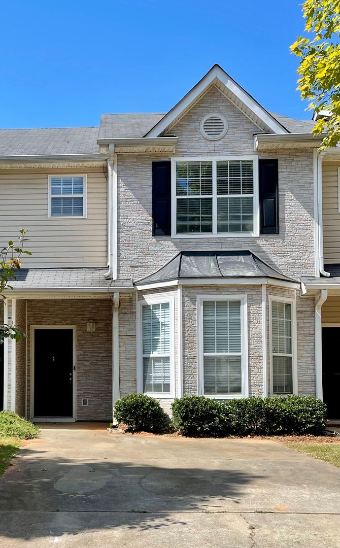 Updated 3 Bed/2.5 Bath Town Home Located In Hampton!