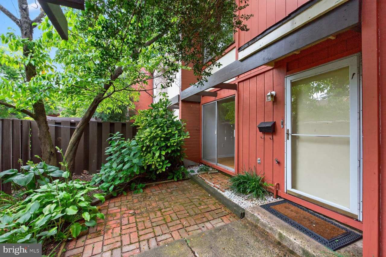 1384 NORTHGATE Square